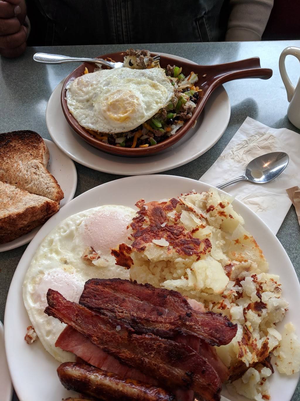 Whistle Stop Restaurant | restaurant | 501 S Eton St, Birmingham, MI 48009, USA | 2485663566 OR +1 248-566-3566