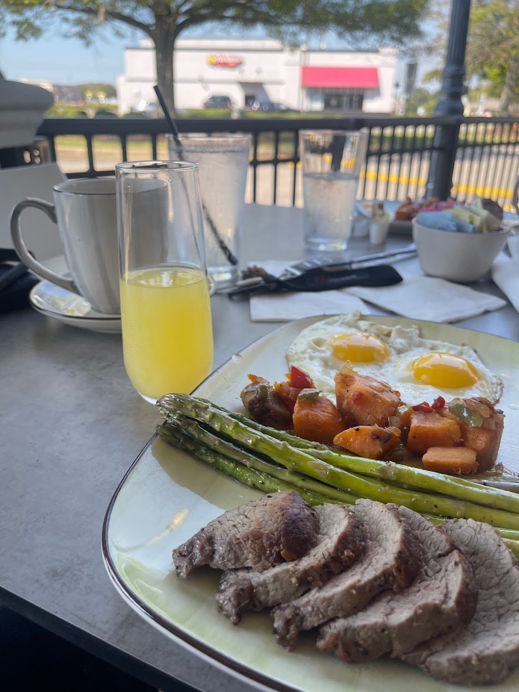 Bubbly Hen | restaurant | 7915 Vaughn Rd, Montgomery, AL 36116, USA | 3346491111 OR +1 334-649-1111