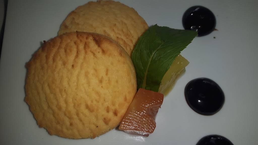 Restaurant Tradition Saigon | restaurant | 820 Rue Belvédère S, Sherbrooke, QC J1H 4B8, Canada | 8195750644 OR +1 819-575-0644