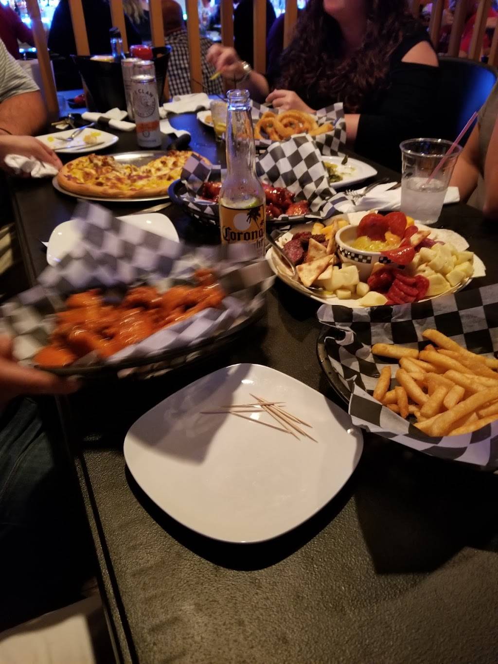 The Diamond Bar & Grill | restaurant | 97 Robinson Rd, Campbell, OH 44405, USA | 3307500195 OR +1 330-750-0195