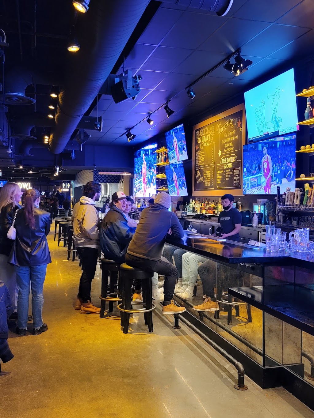 Lucky Strike Social at Wrigleyville | restaurant | 1027 W Addison St, Chicago, IL 60613, USA | 8722066740 OR +1 872-206-6740