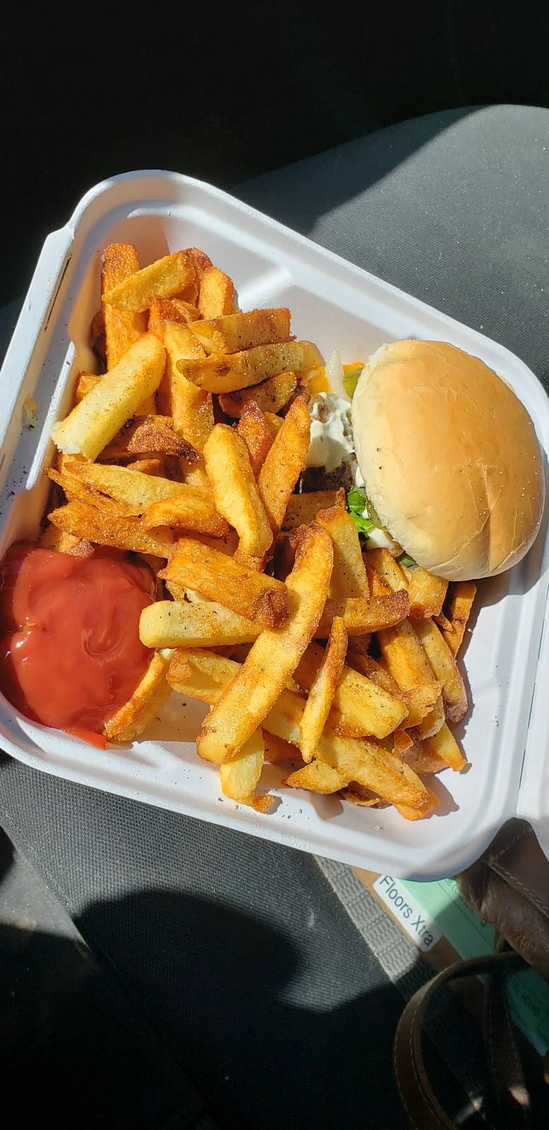 Flippin Mikes | restaurant | 235 Dundas St, Woodstock, ON N4S 1A8, Canada | 5194216897 OR +1 519-421-6897