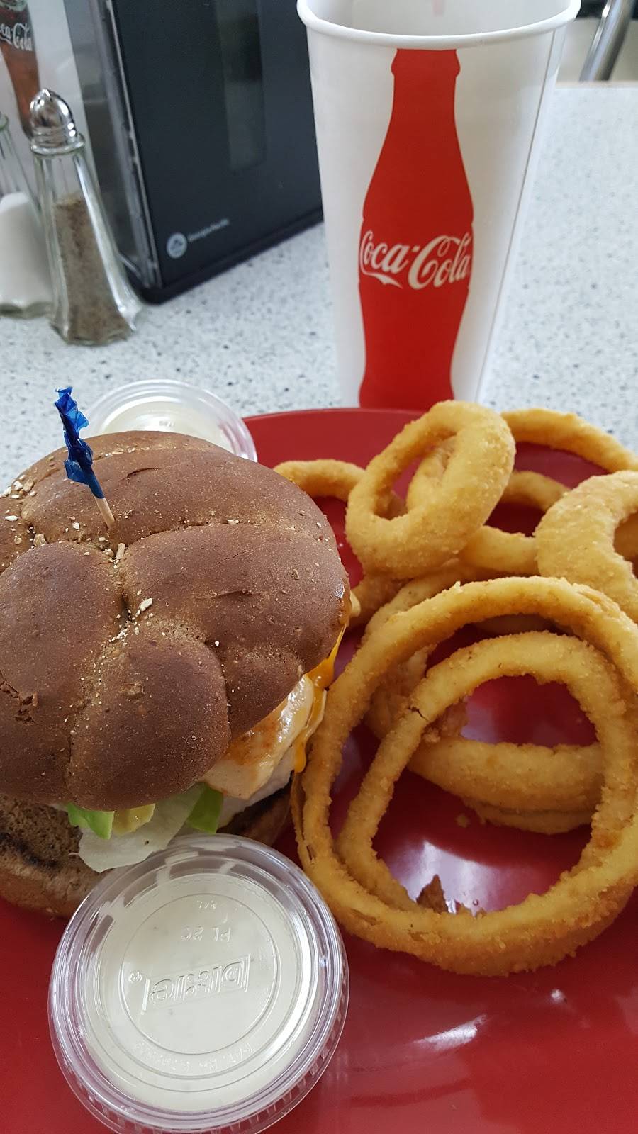 Lauras Diner | restaurant | 27125 Sierra Hwy, Santa Clarita, CA 91351, USA | 6614308080 OR +1 661-430-8080