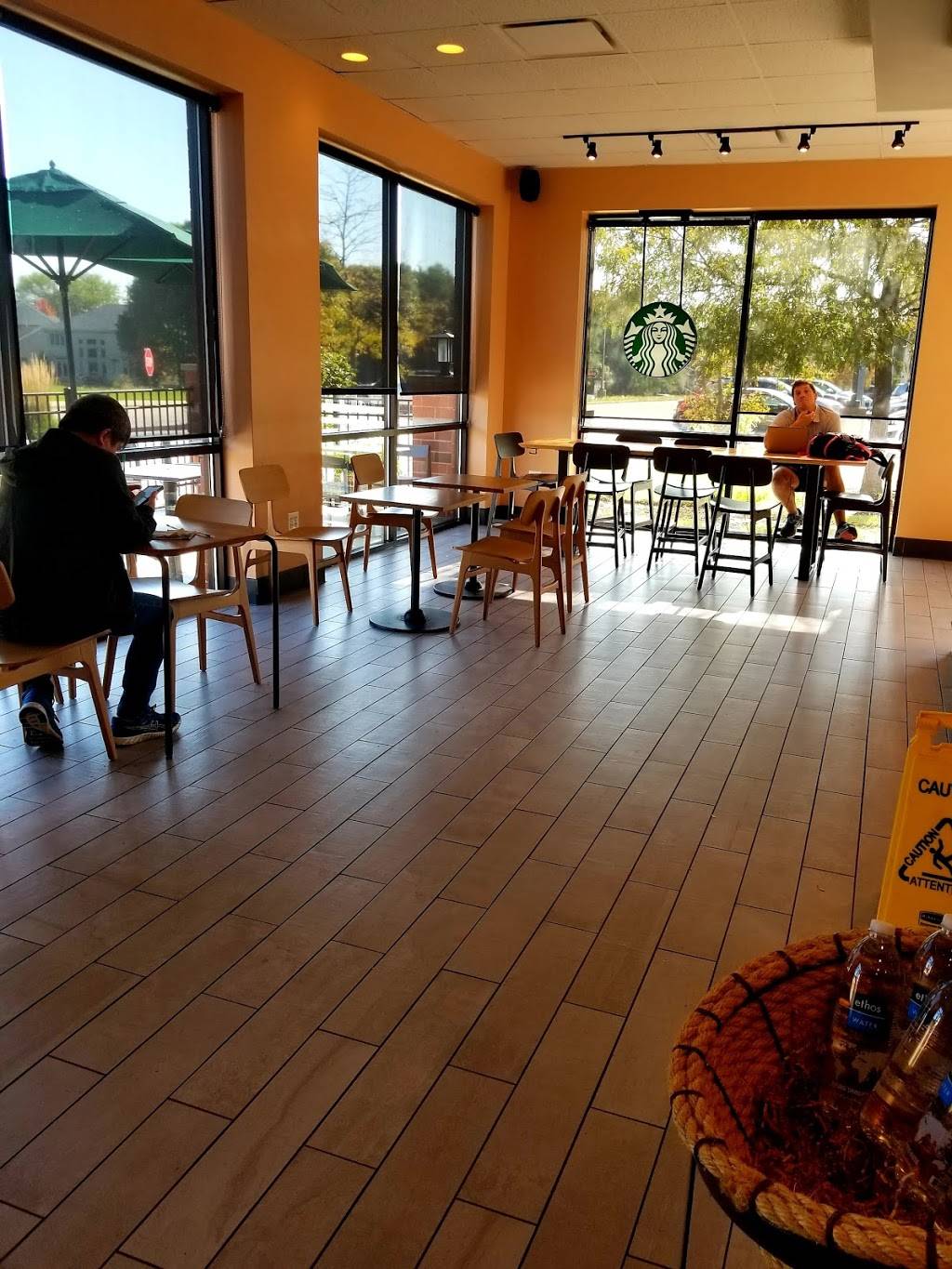 Starbucks | cafe | 950 Sheridan Rd, Highwood, IL 60040, USA | 8476810344 OR +1 847-681-0344