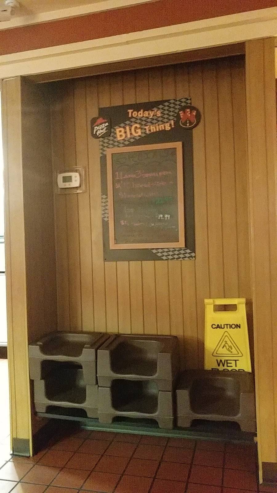 Pizza Hut | meal takeaway | 150 Oakville Rd, Appomattox, VA 24522, USA | 4343525096 OR +1 434-352-5096