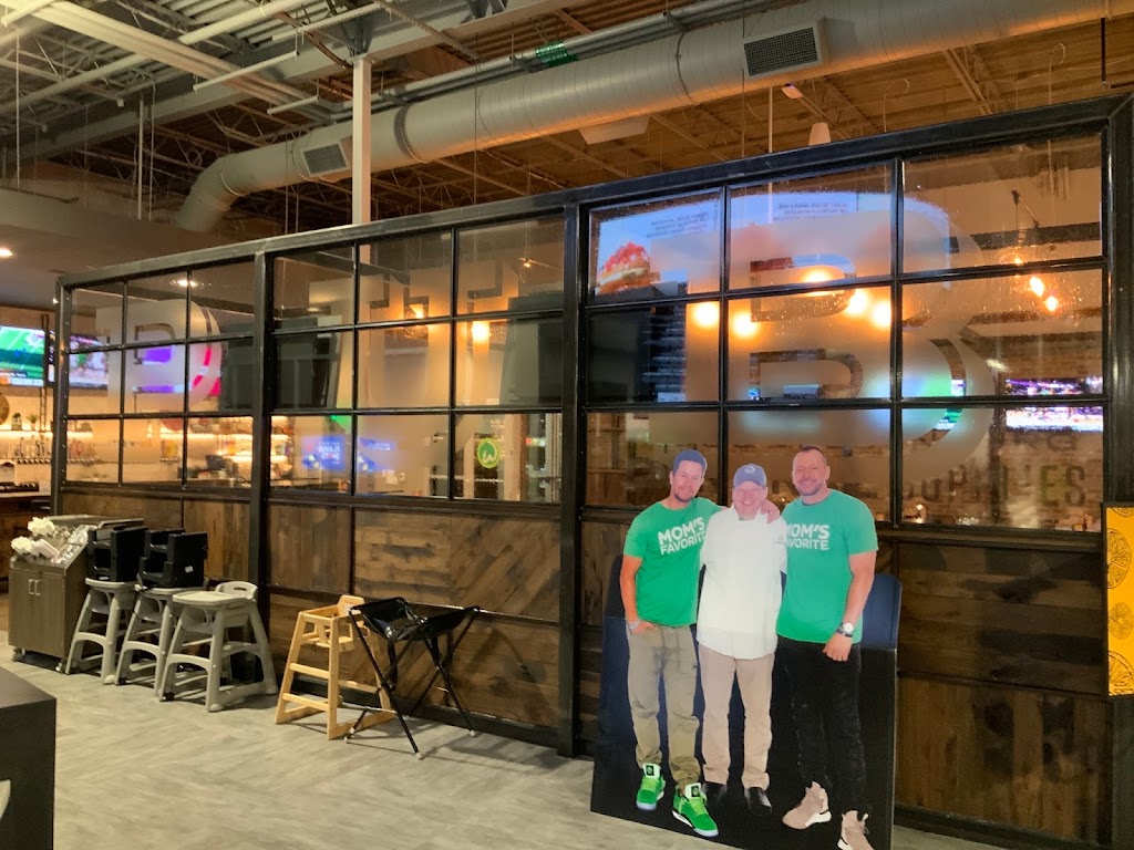 Wahlburgers@ Hy-Vee | restaurant | 4200 WI-16, La Crosse, WI 54601, USA | 6086686600 OR +1 608-668-6600