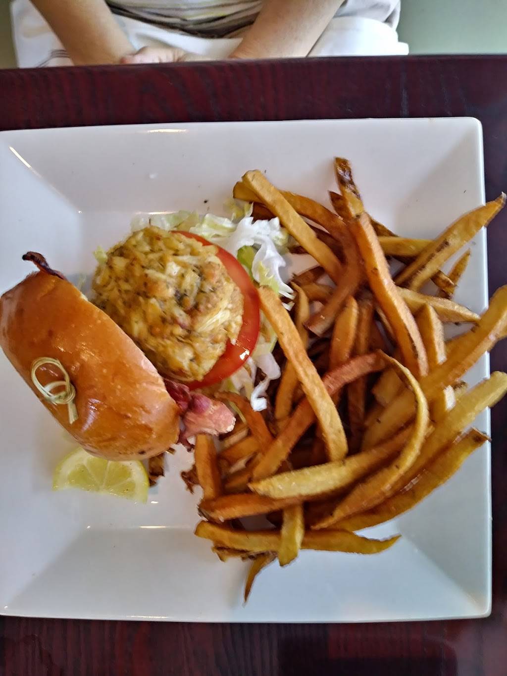 Crab N Que | restaurant | St. Michaels, 207 N Talbot St, St Michaels, MD 21663, USA | 4107458064 OR +1 410-745-8064