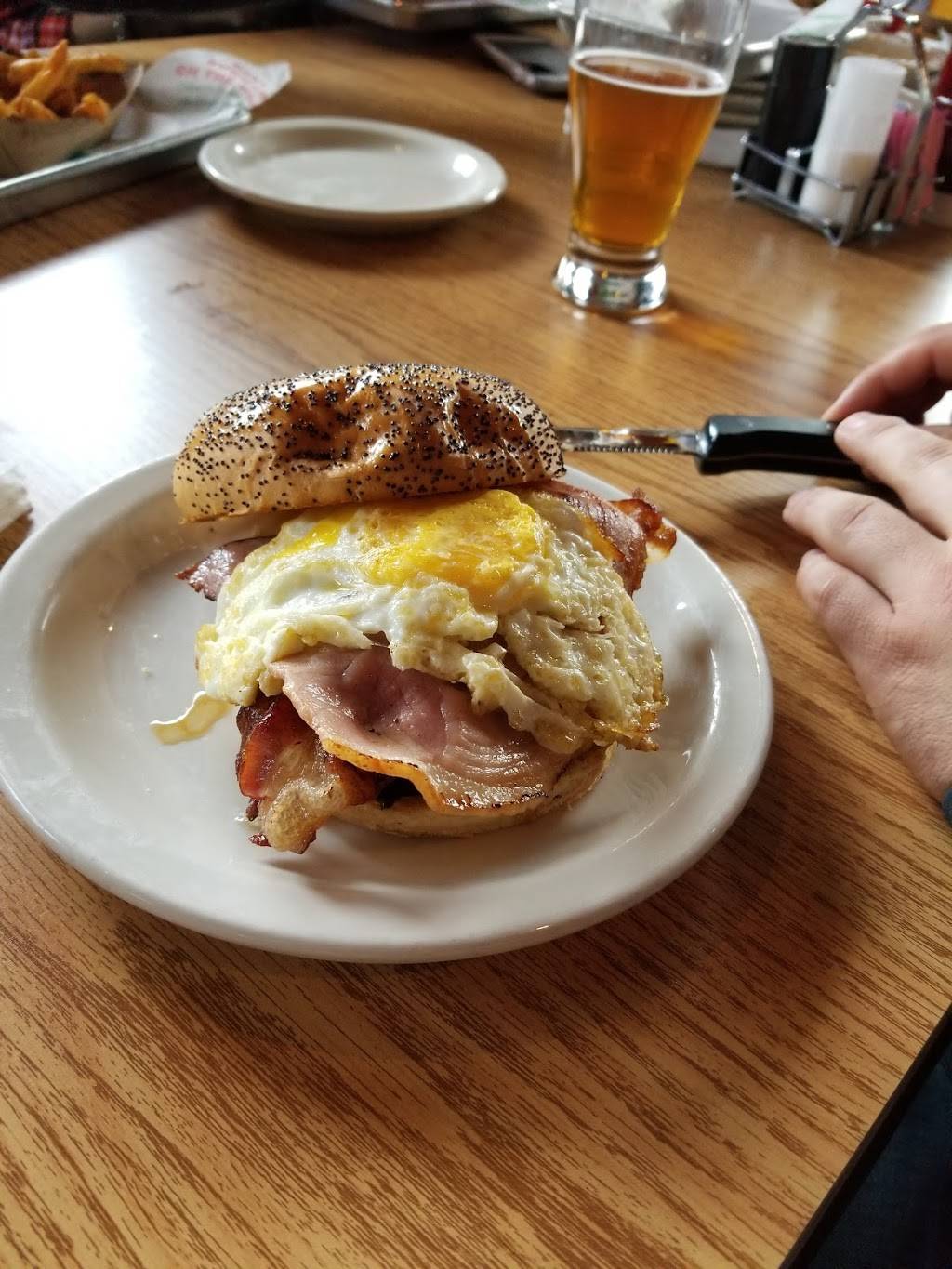 Jakes Burgers and Beer | restaurant | 2422 N Henderson Ave, Dallas, TX 75206, USA | 2148265253 OR +1 214-826-5253