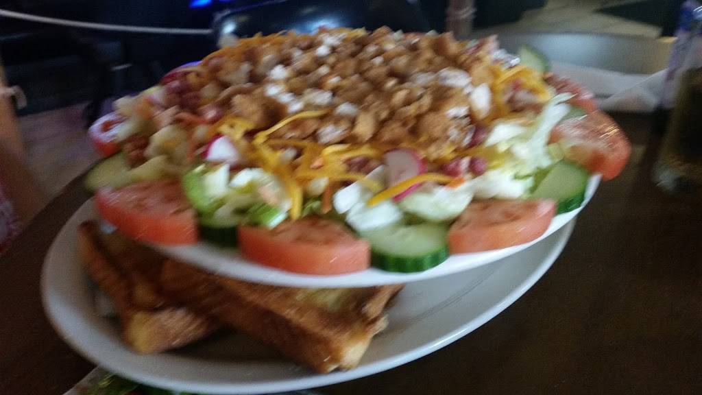 Billy Bobs - Under the Water Tower | restaurant | 105 E Broadway St, Ogden, IL 61859, USA | 2175822277 OR +1 217-582-2277