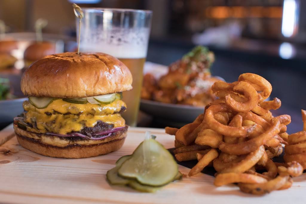 Rizzos Bar & Inn | restaurant | 3658 N Clark St, Chicago, IL 60613, USA | 7737998161 OR +1 773-799-8161