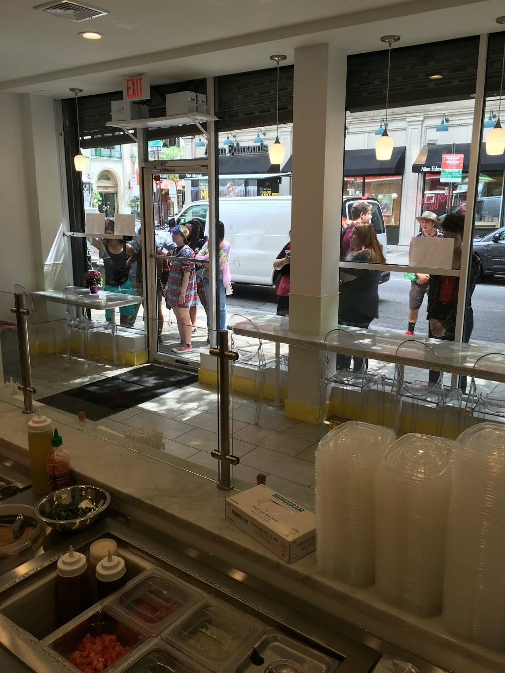 Mac Mart | restaurant | 104 S 18th St, Philadelphia, PA 19103, USA | 2154446144 OR +1 215-444-6144