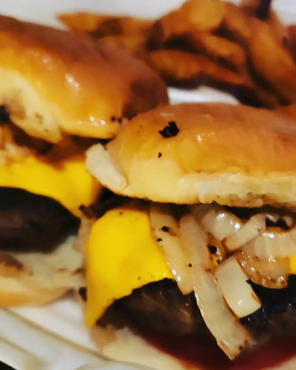 Royals Kitchen & Catering | restaurant | 3450 N Richards St, Milwaukee, WI 53212, USA | 4146446347 OR +1 414-644-6347