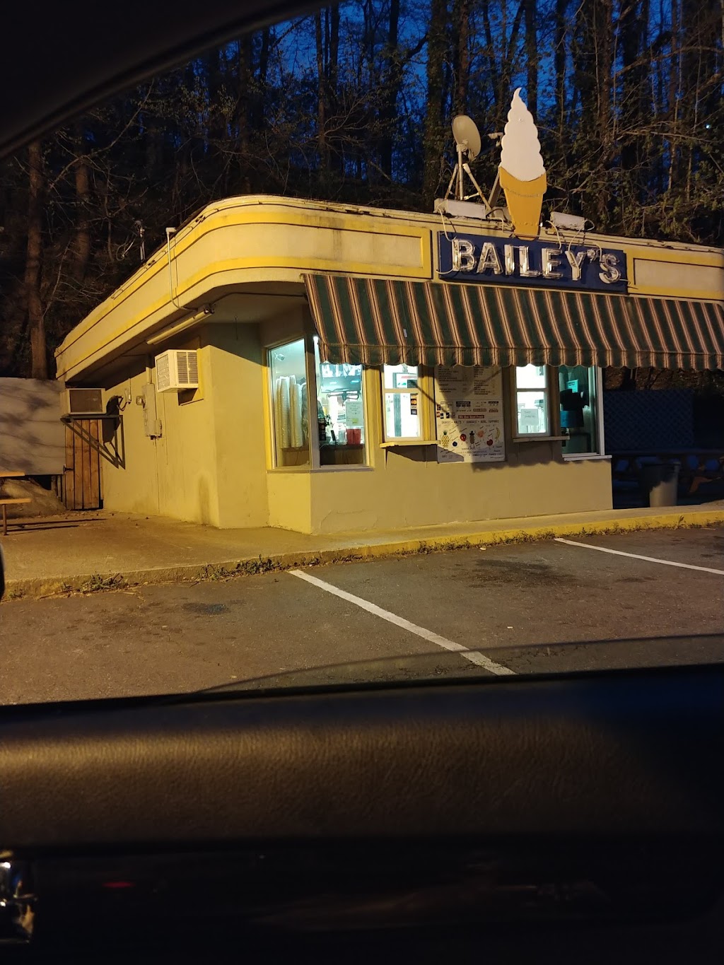 Baileys Dairy Treat | restaurant | 510 Park Ave, Hot Springs, AR 71901, USA | 5016244085 OR +1 501-624-4085