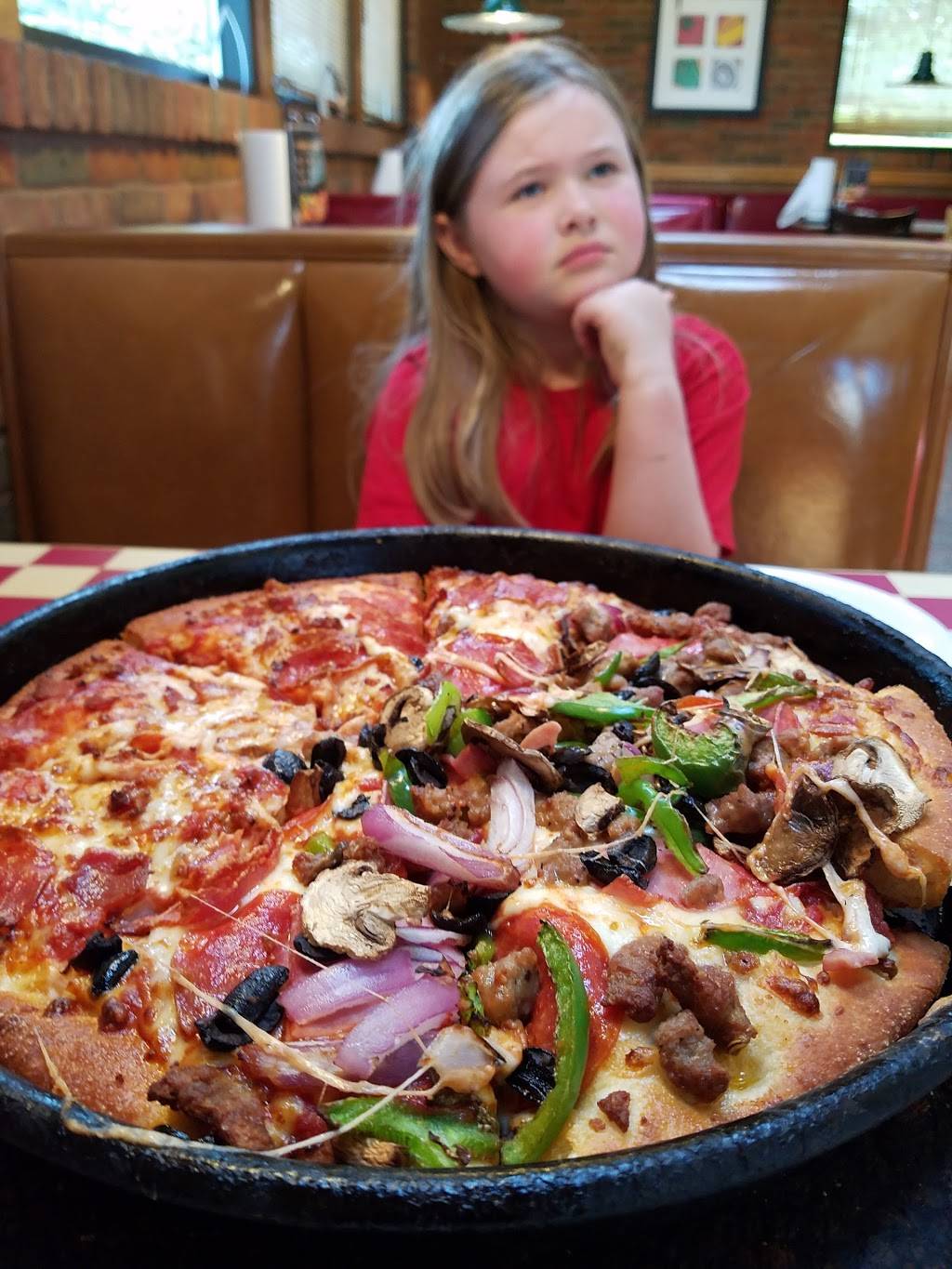 Pizza Hut | restaurant | 544 Water St, Chardon, OH 44024, USA | 4402854454 OR +1 440-285-4454