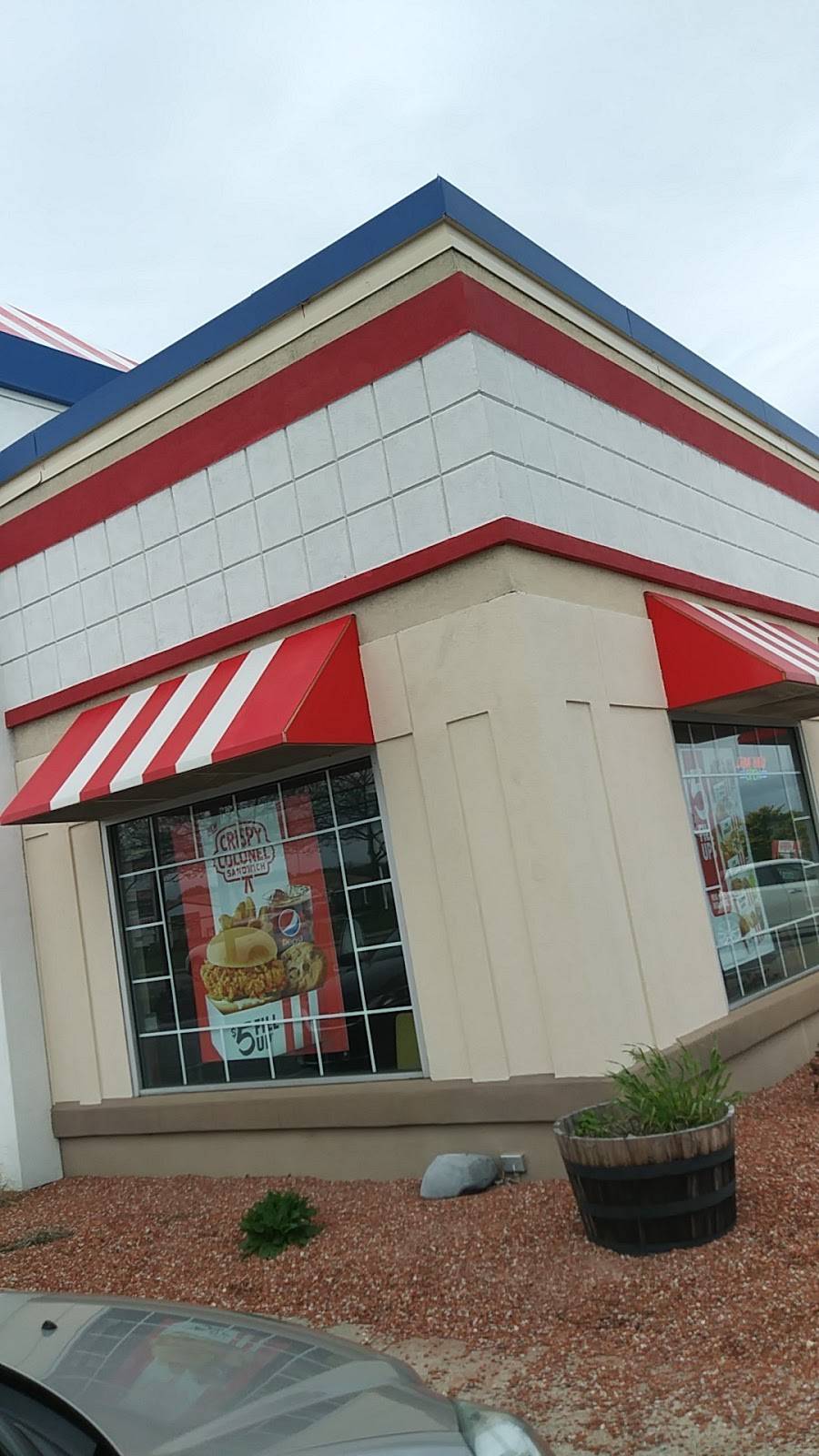 KFC | restaurant | 1387 W Main Rd, Middletown, RI 02842, USA | 4018465350 OR +1 401-846-5350