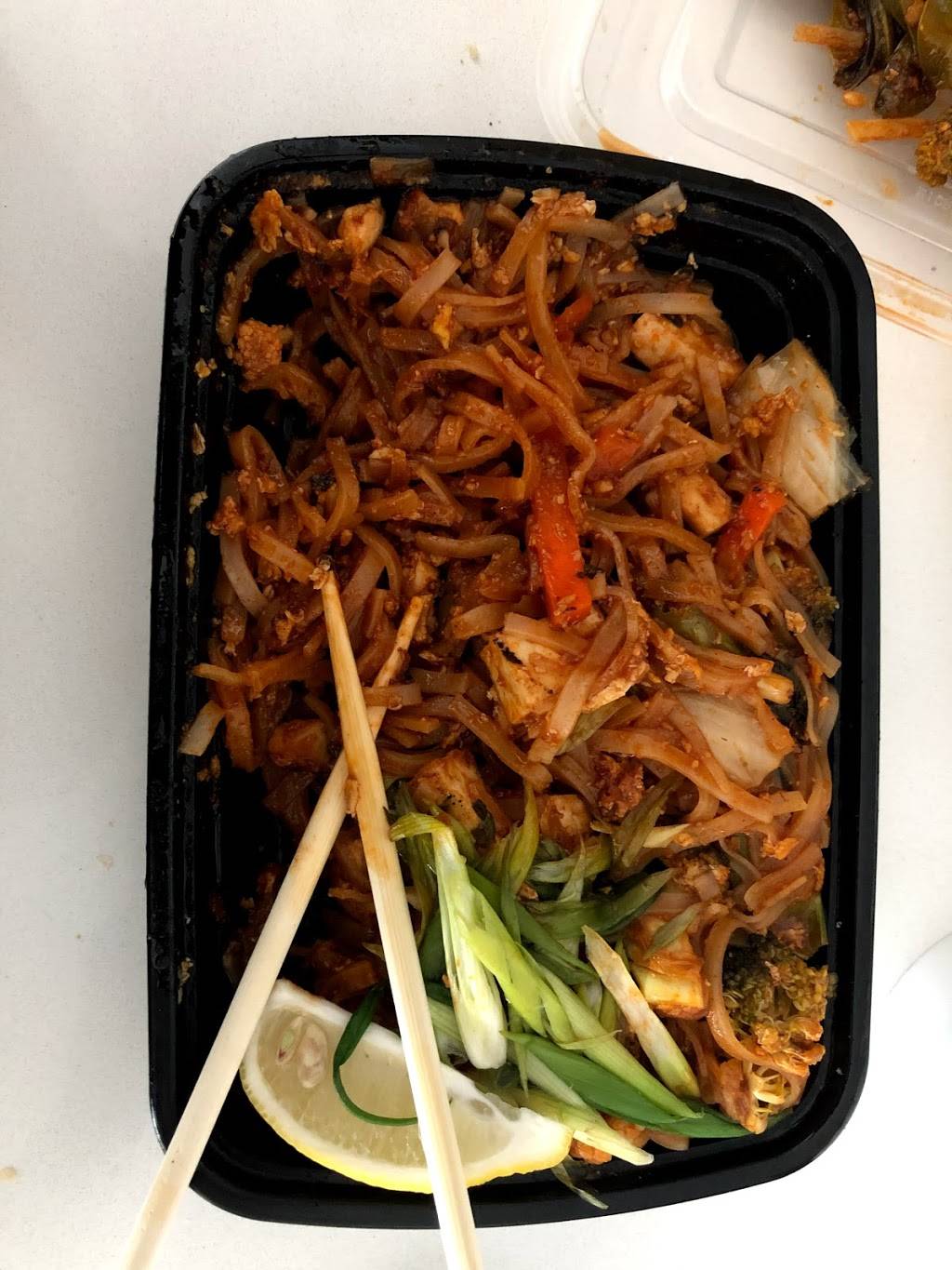 Thai One on Dundas | restaurant | 3132 Dundas St W, Toronto, ON M6P 2A1, Canada | 4165168080 OR +1 416-516-8080