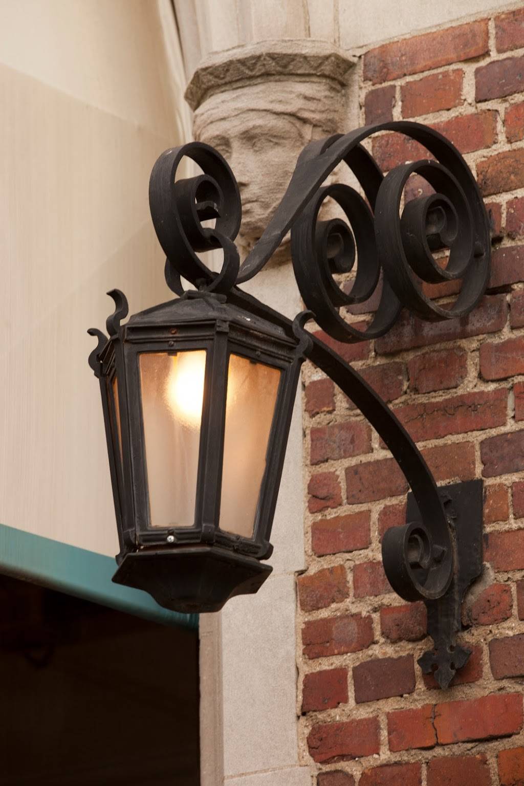 The Henley Park Hotel | restaurant | 926 Massachusetts Ave NW, Washington, DC 20001, USA | 2026385200 OR +1 202-638-5200