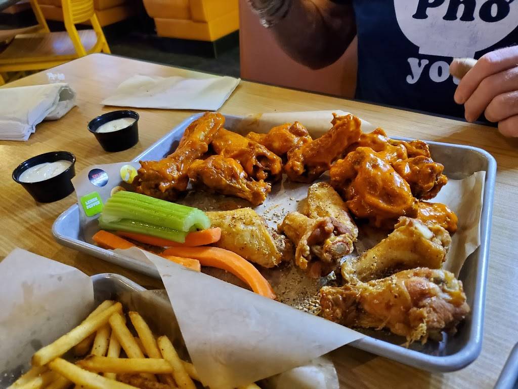 Buffalo Wild Wings | meal takeaway | 3939 Washington Ave #100, Houston, TX 77007, USA | 8323562980 OR +1 832-356-2980