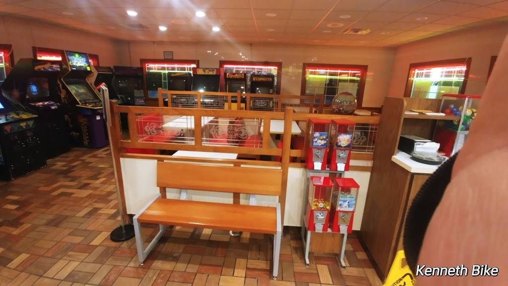 Hungry Howies Pizza | meal delivery | 37265 S Groesbeck Hwy, Clinton Twp, MI 48036, USA | 5864636300 OR +1 586-463-6300