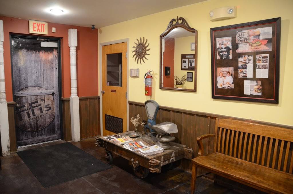 Fifis Lunch Box | restaurant | 2918 Wabash Ave, Terre Haute, IN 47803, USA | 8124601670 OR +1 812-460-1670