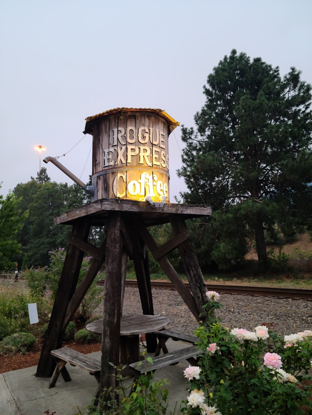 Rogue Express | restaurant | 180 Classick Dr, Rogue River, OR 97537, USA | 5415823642 OR +1 541-582-3642