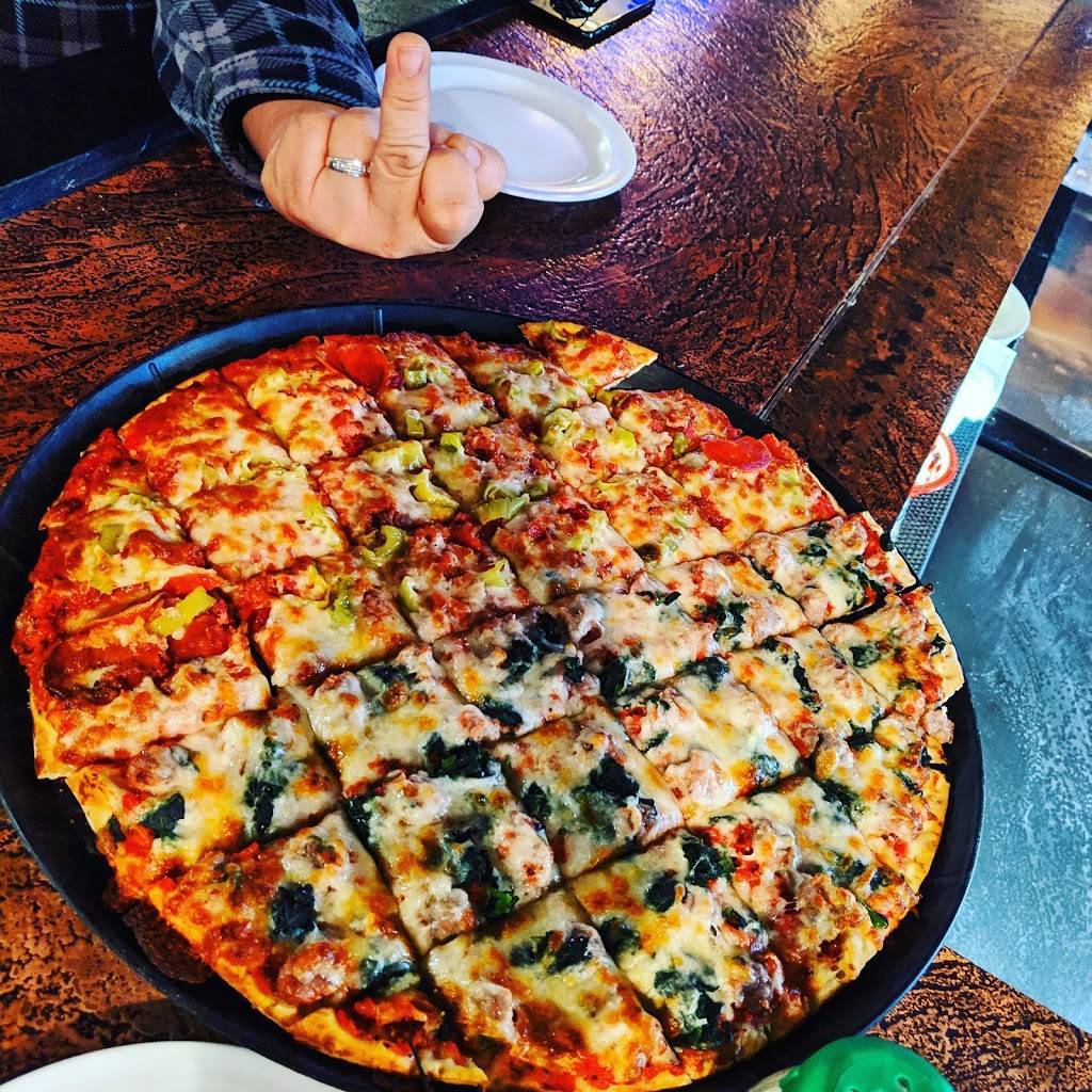 Fanellas Pizza & Pub | restaurant | 26842 IL-134, Ingleside, IL 60041, USA | 8475468282 OR +1 847-546-8282