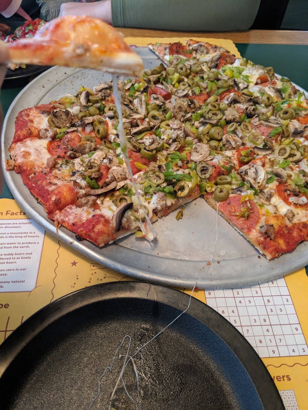 Monicals Pizza | restaurant | 322 Park Blvd, Chillicothe, IL 61523, USA | 3092746721 OR +1 309-274-6721