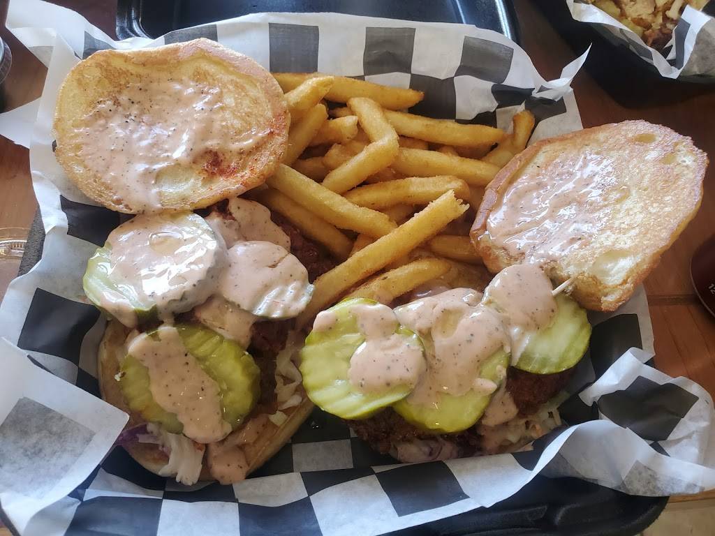 Fat Daddys Hot Chicken & Waffles | restaurant | 18283 M-85, Riverview, MI 48193, USA | 7342883051 OR +1 734-288-3051