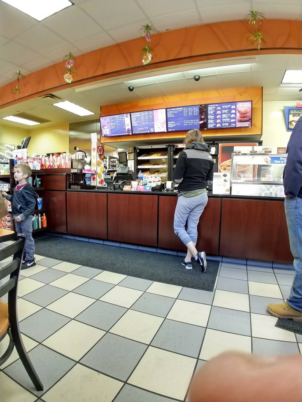 Dunkin | cafe | 812 E Chicago St, Elgin, IL 60120, USA | 8478417411 OR +1 847-841-7411