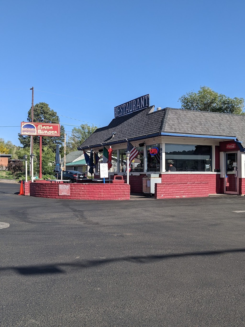 Mama Burger | restaurant | 991 N Fort Valley Rd, Flagstaff, AZ 86001, USA | 9282260616 OR +1 928-226-0616