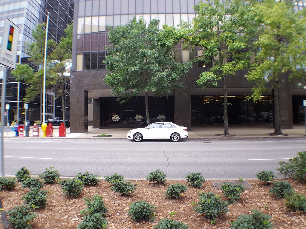 Catty Car Corner | restaurant | 1340 Poydras St, New Orleans, LA 70112, USA | 5045610061 OR +1 504-561-0061