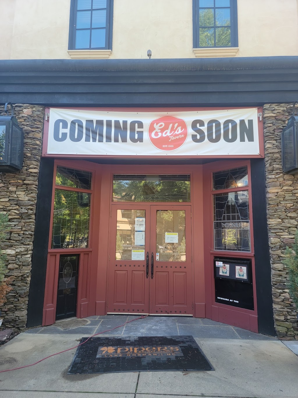 Eds Tavern LKN | restaurant | 17044 Kenton Dr, Cornelius, NC 28031, USA | 7049776044 OR +1 704-977-6044