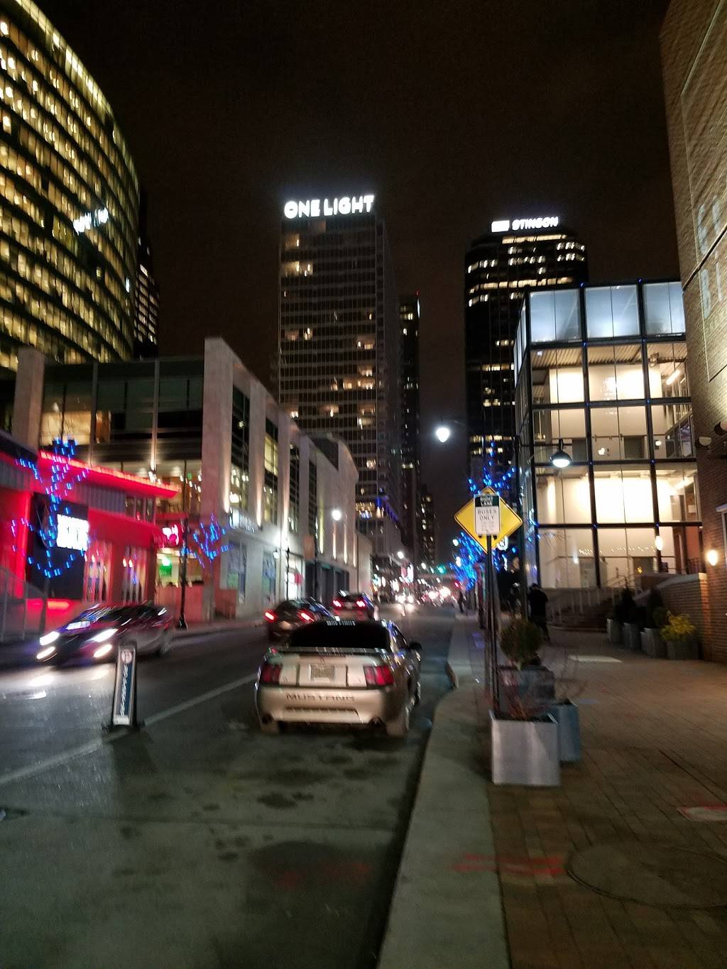 Chipotle Mexican Grill | restaurant | 1370 Walnut St, Kansas City, MO 64106, USA | 8164214342 OR +1 816-421-4342