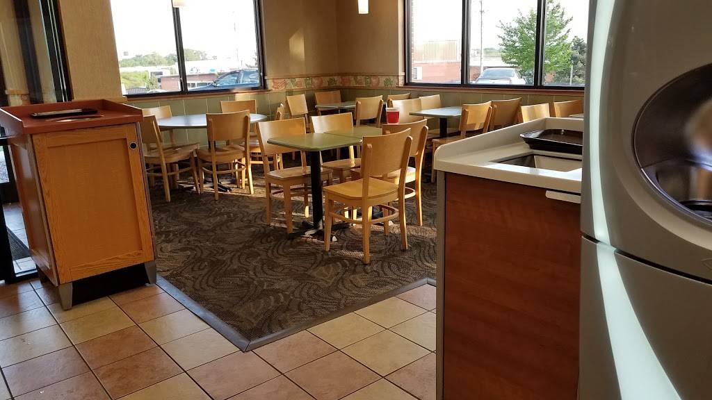 Wendys | restaurant | 8905 Page Ave, St. Louis, MO 63114, USA | 3144232685 OR +1 314-423-2685
