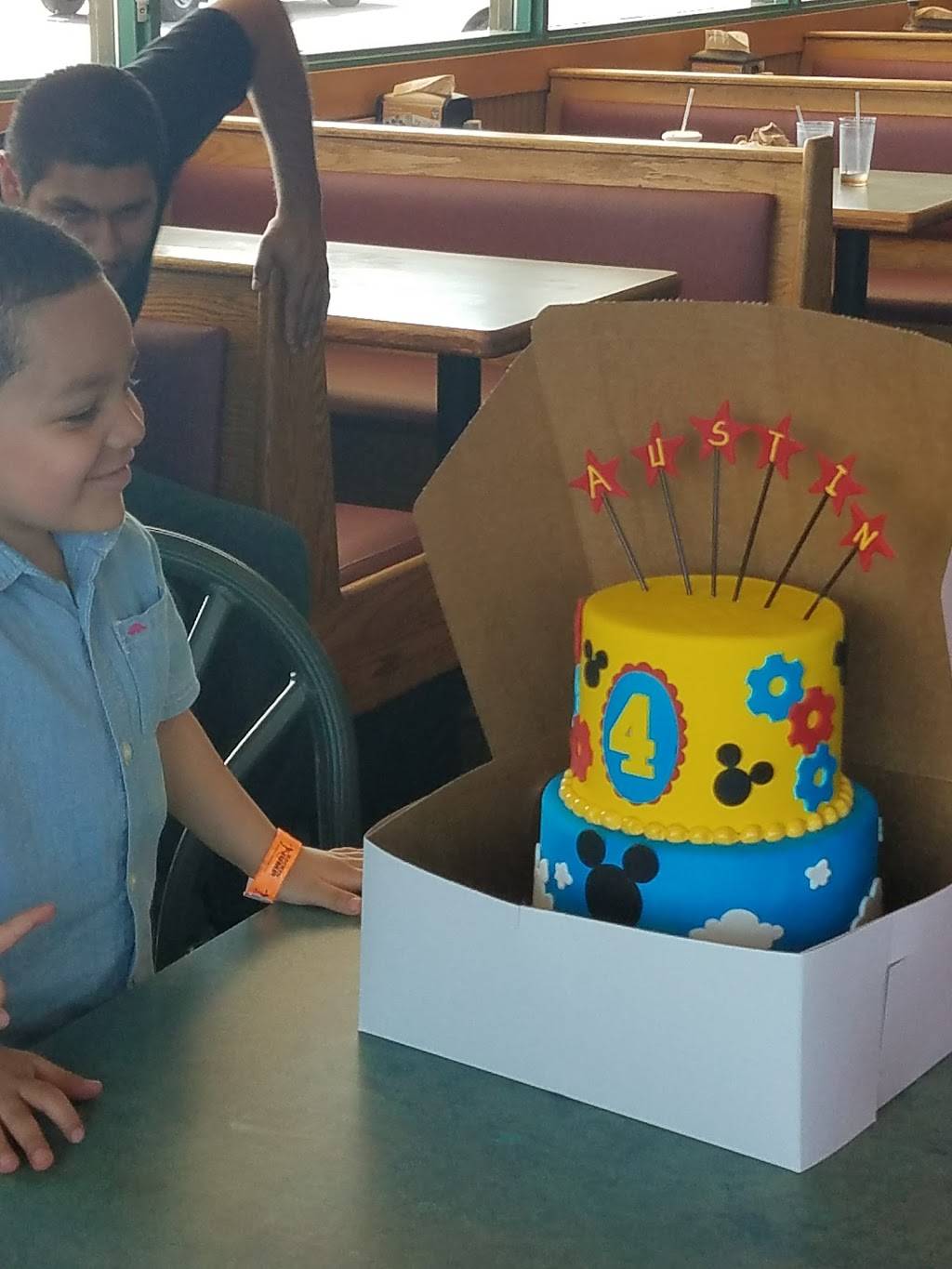 Round Table Pizza | meal delivery | 888 Alamo Dr, Vacaville, CA 95688, USA | 7074468111 OR +1 707-446-8111