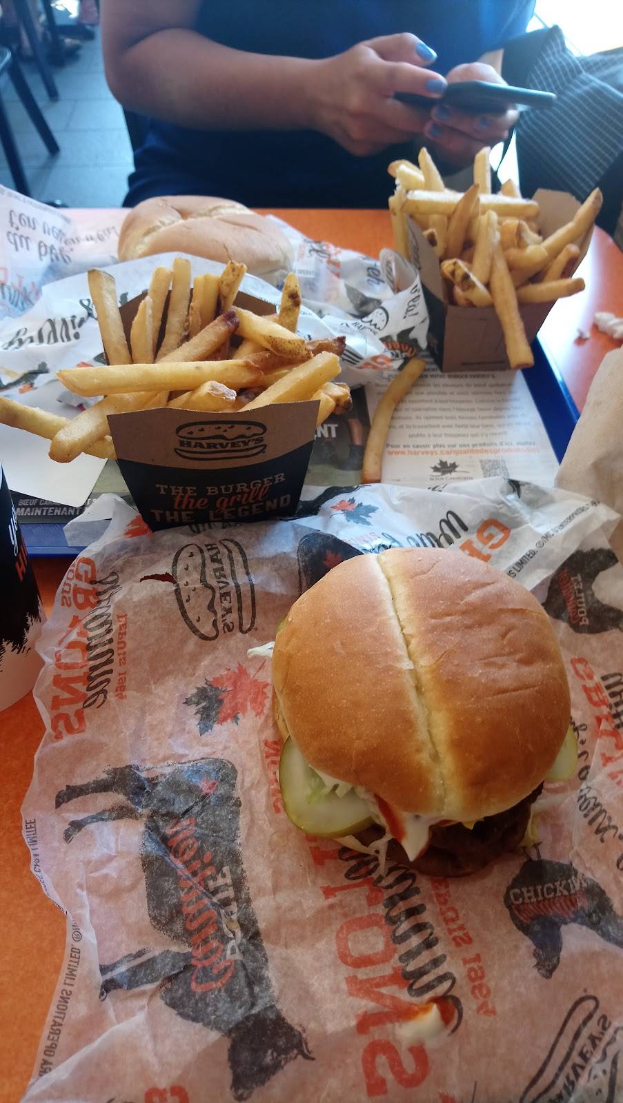 Harveys | restaurant | 2150 Carling Ave Unit 1, Ottawa, ON K2A 1H1, Canada | 6137223113 OR +1 613-722-3113