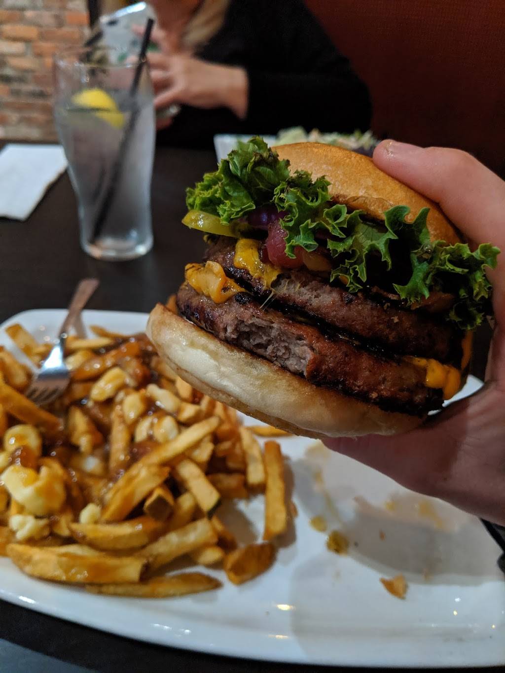 Caseys Grill Bar | restaurant | 1120 Victoria St N, Kitchener, ON N2B 3T2, Canada | 5197456125 OR +1 519-745-6125