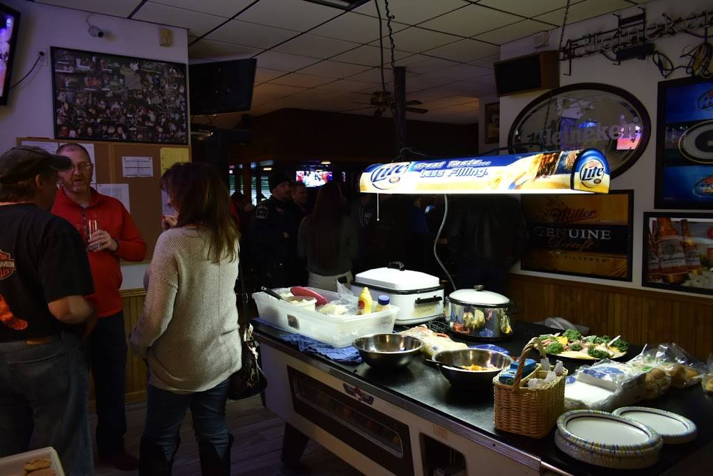 Golden Lion Sports Bar | restaurant | 1709 Rawson Ave, South Milwaukee, WI 53172, USA | 4147641510 OR +1 414-764-1510