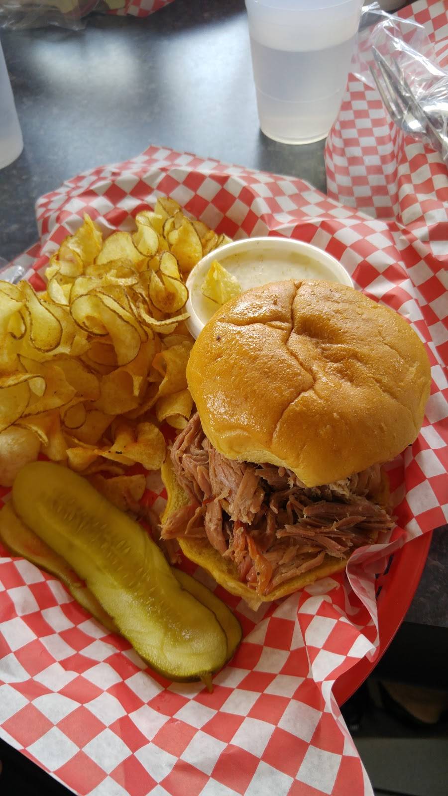 Lutzs BBQ | restaurant | 200 E Nifong Blvd, Columbia, MO 65203, USA | 5734434227 OR +1 573-443-4227