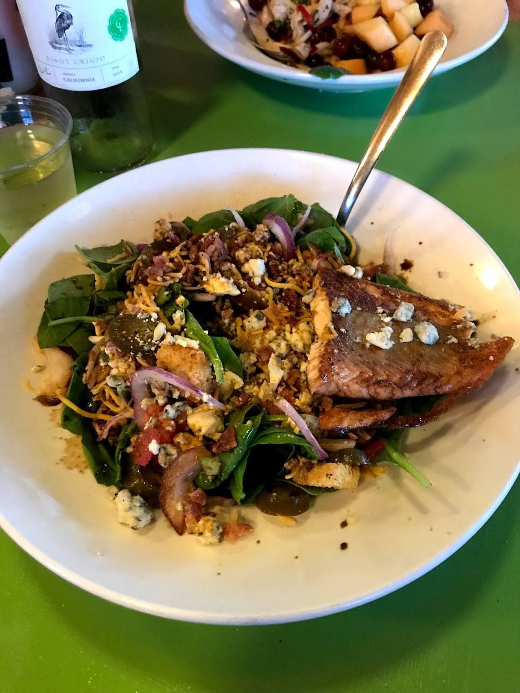 Tillys Tiki Bar and Grill | restaurant | 1476 Harbor Light Marina Rd, Lavonia, GA 30553, USA | 7063560727 OR +1 706-356-0727