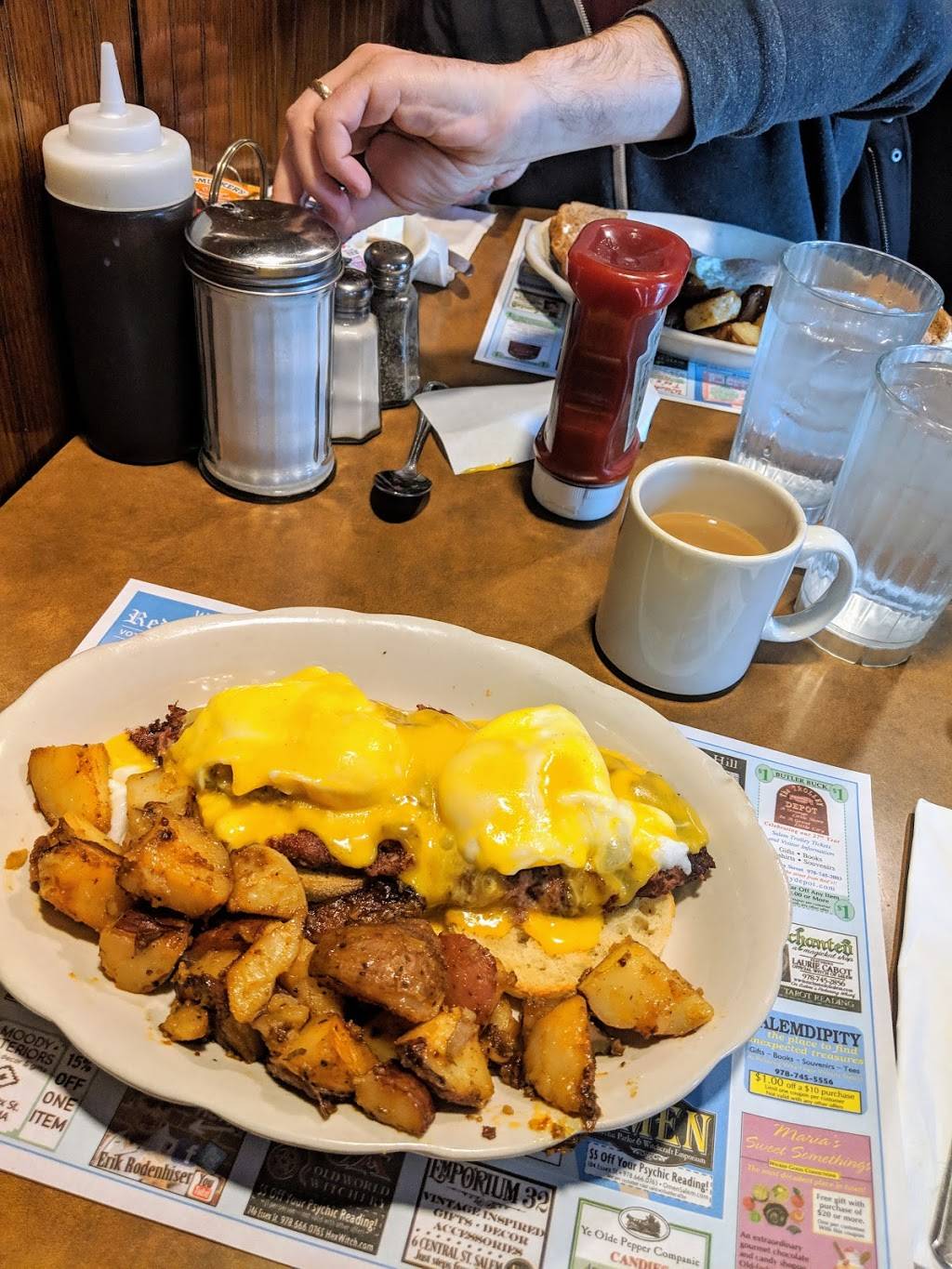 Reds Sandwich Shop | restaurant | 15 Central St, Salem, MA 01970, USA | 9787453527 OR +1 978-745-3527