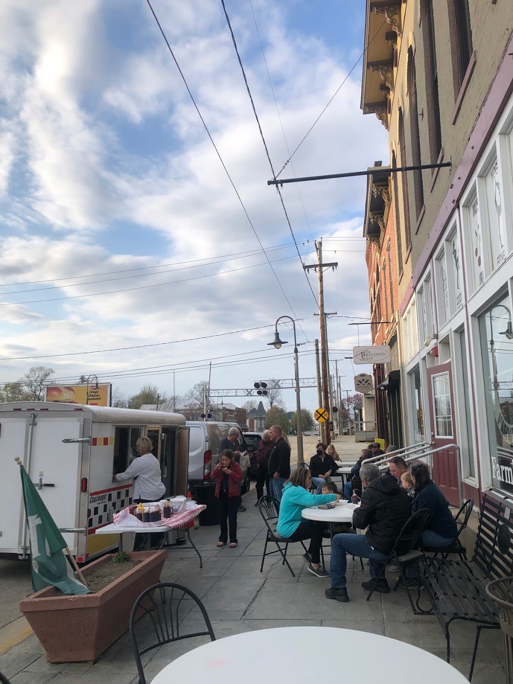 Farmland BBQ Company | restaurant | 112 N Main St, Farmland, IN 47340, USA | 7657441373 OR +1 765-744-1373