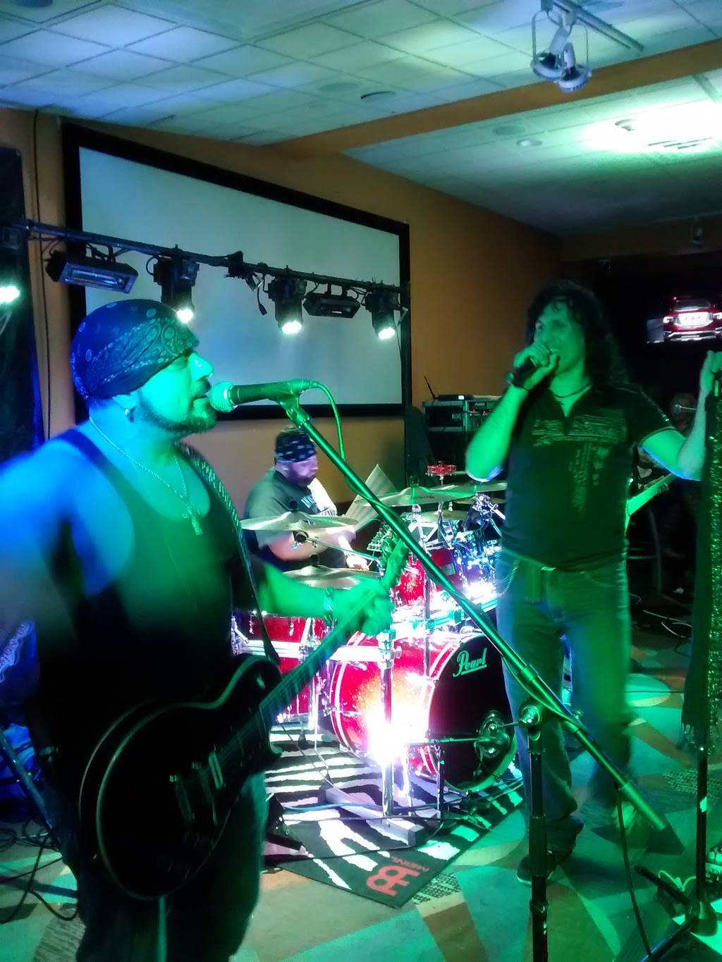 Strikers Sports Bar and Grill | night club | 66 Hathaway Rd, New Bedford, MA 02746, USA | 5089931746 OR +1 508-993-1746