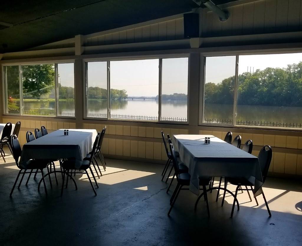 Riverfront Grille | restaurant | 4619 34th Street Court, Rock Island, IL 61201, USA | 3097885635 OR +1 309-788-5635