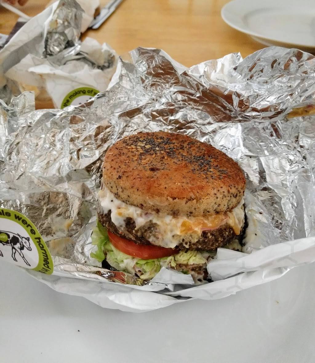 Boon Burger Cafe Guelph | restaurant | 23 Quebec St, Guelph, ON N1H 2T1, Canada | 5192655758 OR +1 519-265-5758