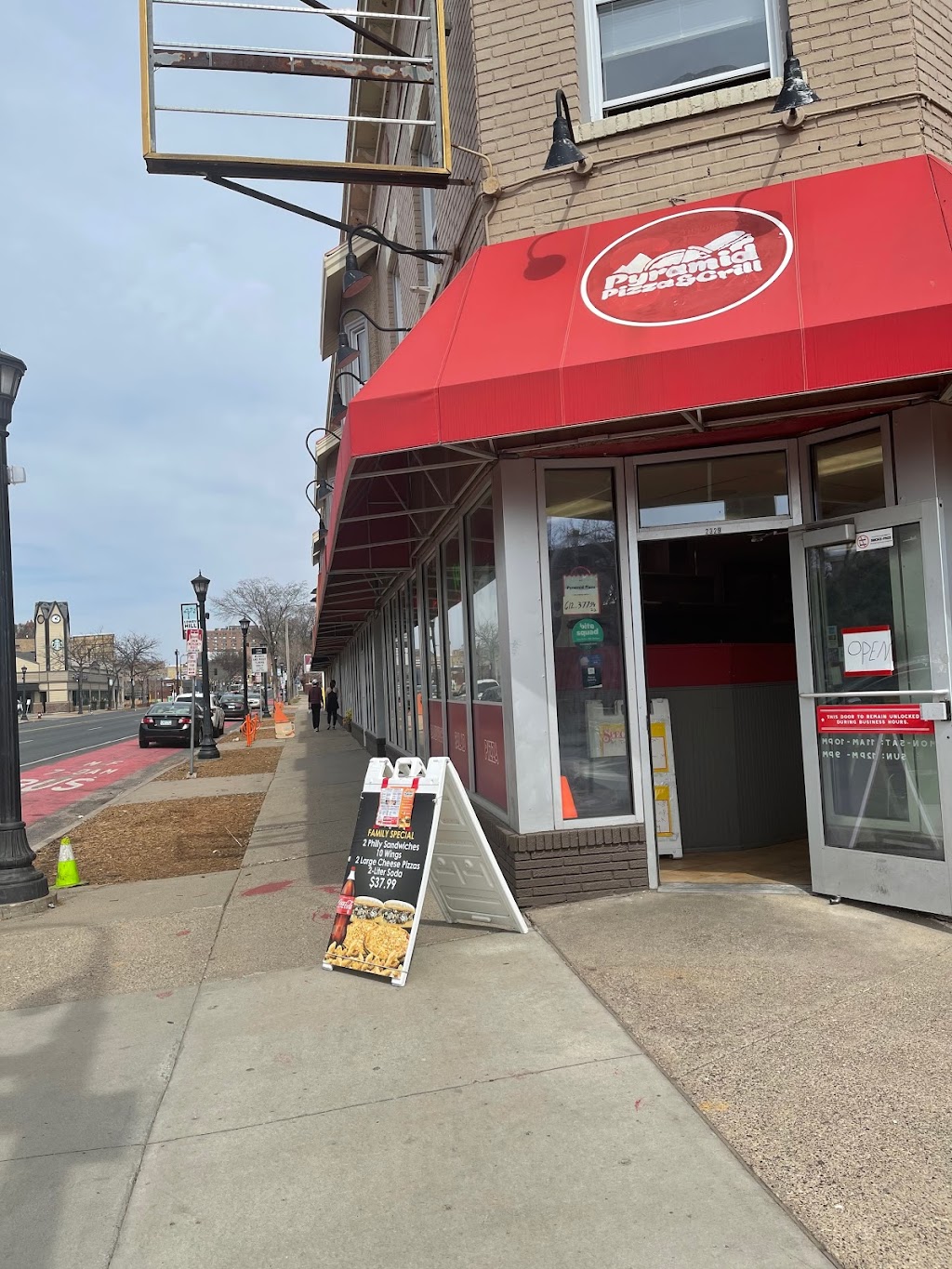 Pyramid Pizza & Grill | restaurant | 2329 Hennepin Ave S, Minneapolis, MN 55405, USA | 6123773422 OR +1 612-377-3422