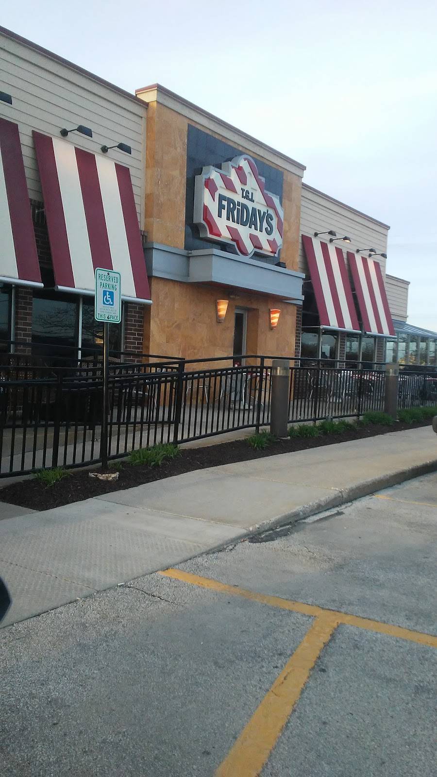 TGI Fridays | restaurant | 17430 W Bluemound Rd, Brookfield, WI 53045, USA | 2626419215 OR +1 262-641-9215