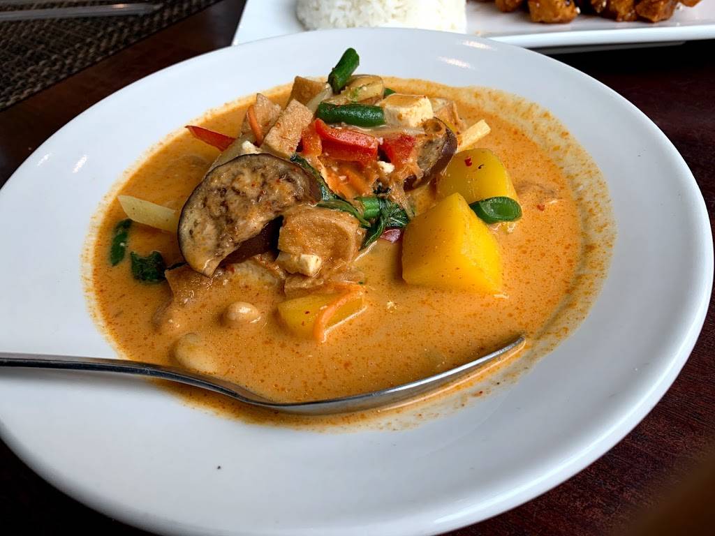 Yum Yum Thai Inc | restaurant | 1995 Springbrook Square Dr, Naperville, IL 60564, USA | 6303693355 OR +1 630-369-3355