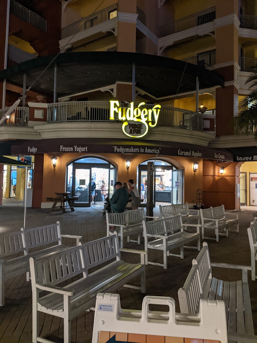 Grande Vista Bar & Grill | restaurant | 10 Harbor Blvd, Destin, FL 32541, USA | 8504240621 OR +1 850-424-0621