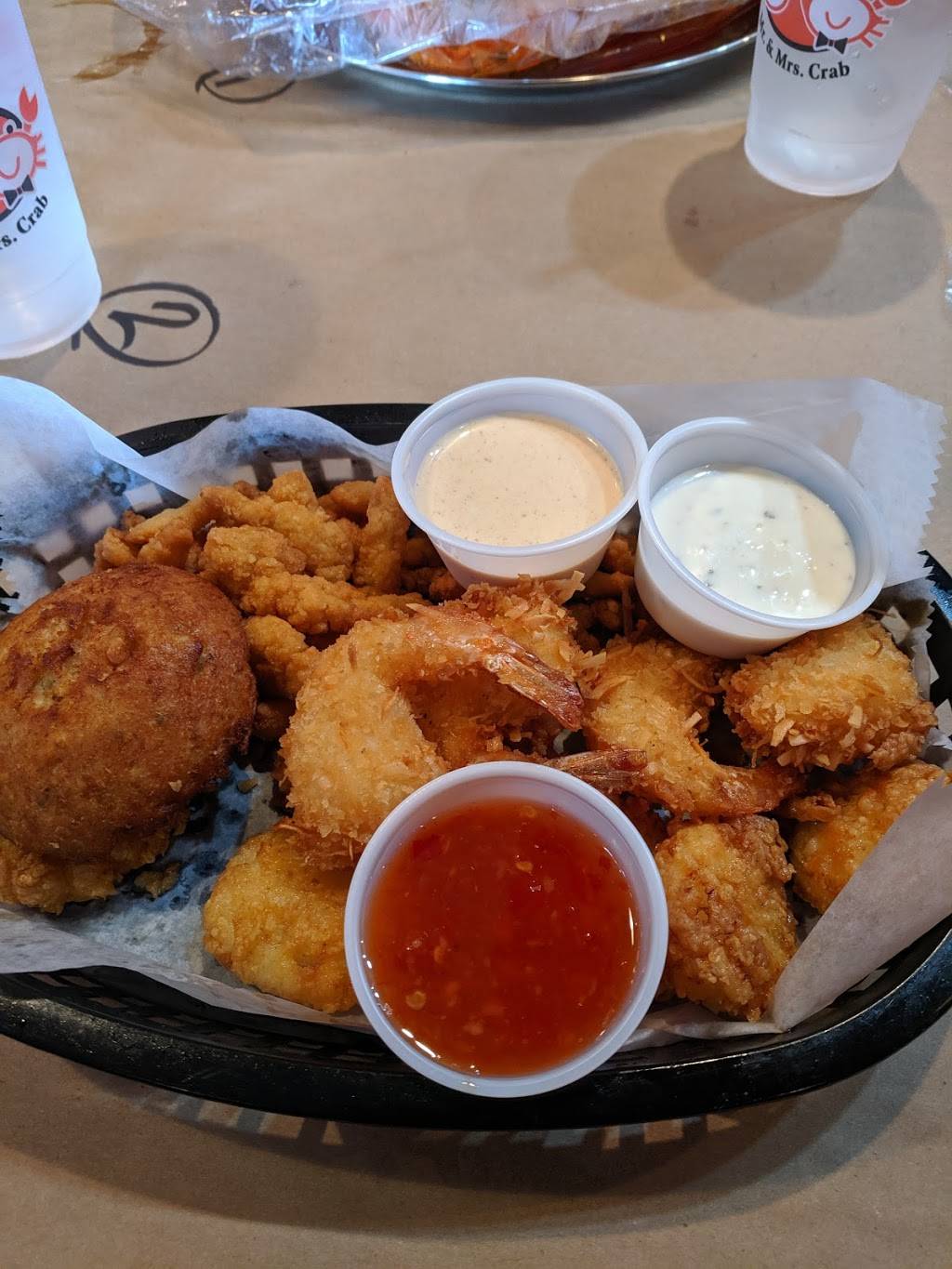 Mr. & Mrs. Crab | restaurant | 2042 Badlands Dr, Brandon, FL 33511, USA | 8136548999 OR +1 813-654-8999